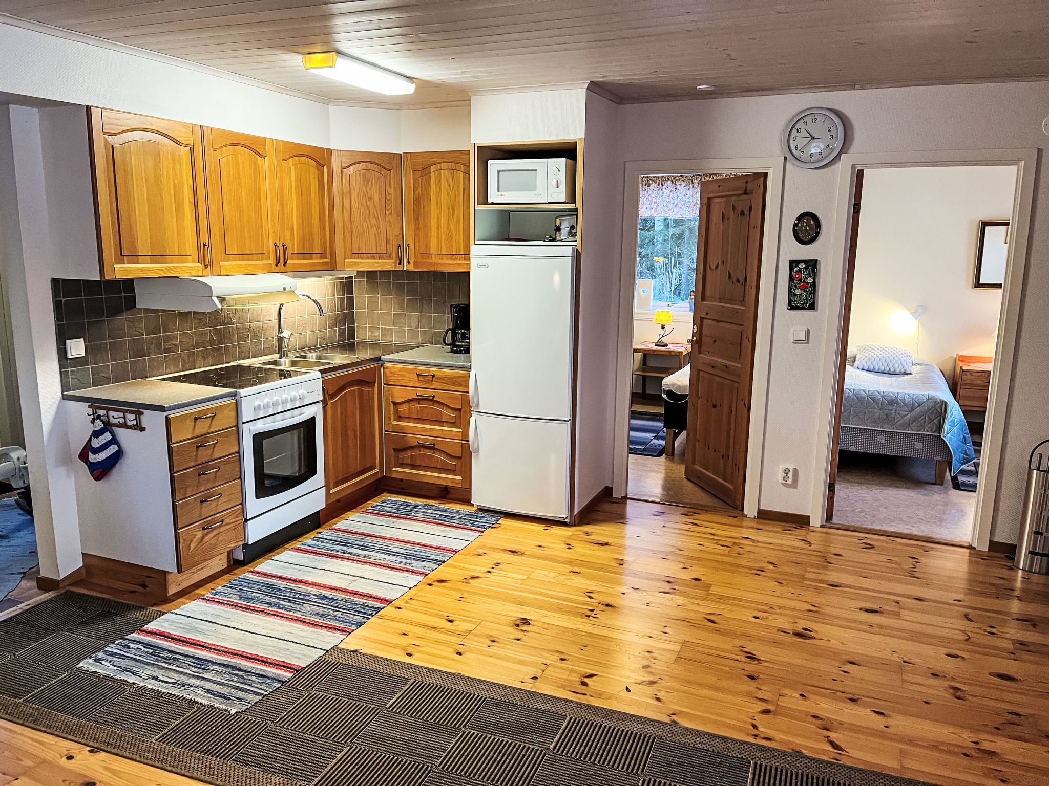 Jääkaappi, mikroaaltouuni, uuni, keittoastiat/astiat/ruokailuvälineet