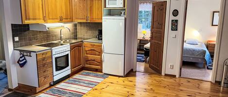 Kühlschrank, Mikrowelle, Ofen, Kochgeschirr/Geschirr/Besteck