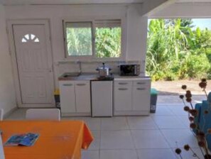 Fridge, microwave, stovetop, coffee/tea maker - Villa equipped with spa sea and mountain view private parking PMR ACCESSIBLE JARDI (Sainte-Rose)