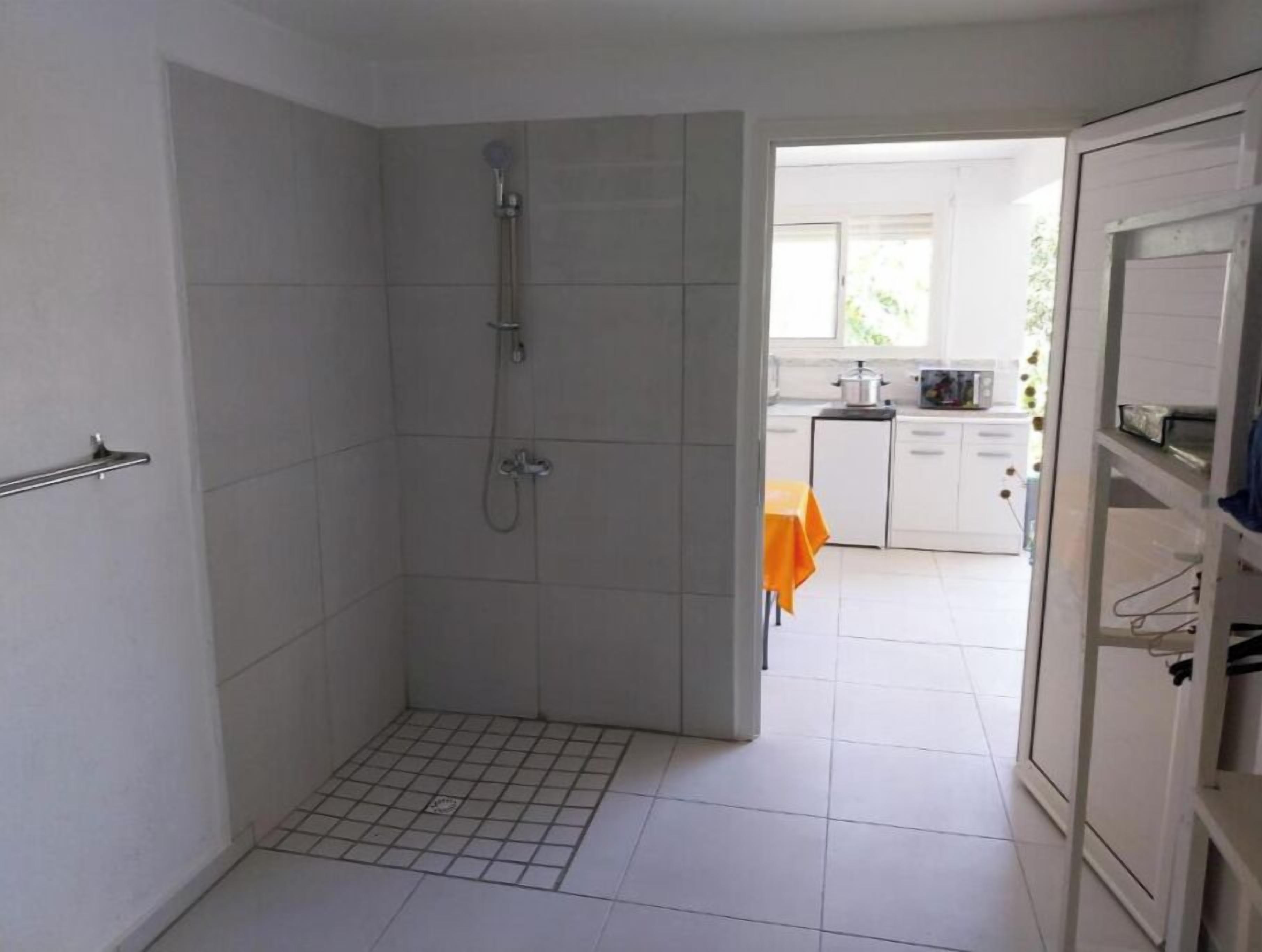 Douche, serviettes fournies, papier toilette