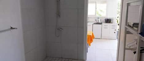 Douche, serviettes fournies, papier toilette