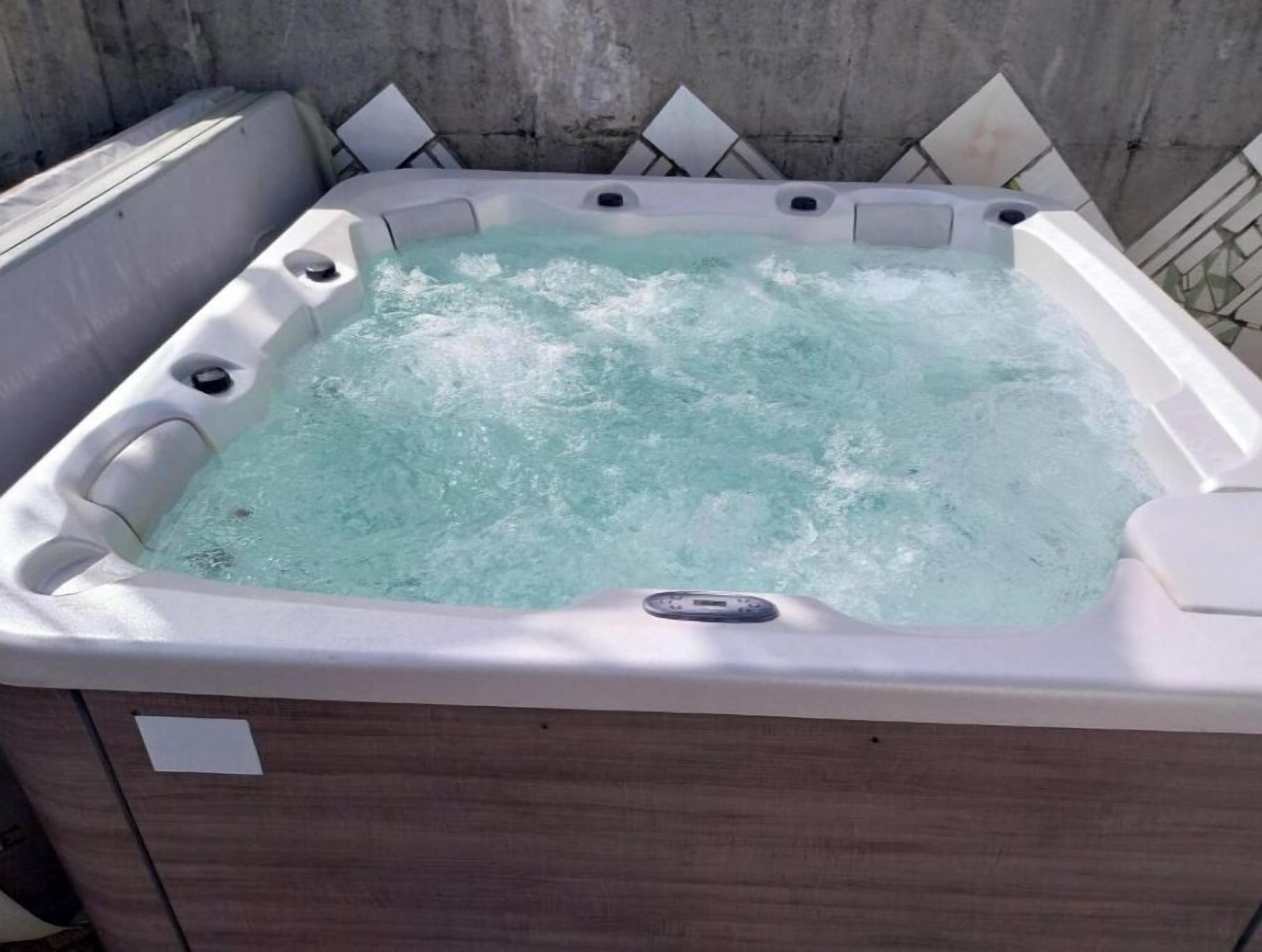 Tina de hidromasaje al aire libre