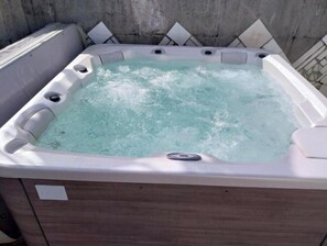 Outdoor spa tub - Villa equipped with spa sea and mountain view private parking PMR ACCESSIBLE JARDI (Sainte-Rose)