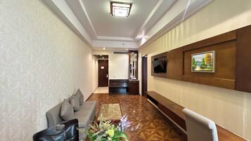 Suite, 1 Double Bed | Living area