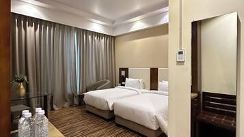 Habitación superior, 2 camas individuales | Escritorio, espacio para trabajar con un portátil, cortinas opacas