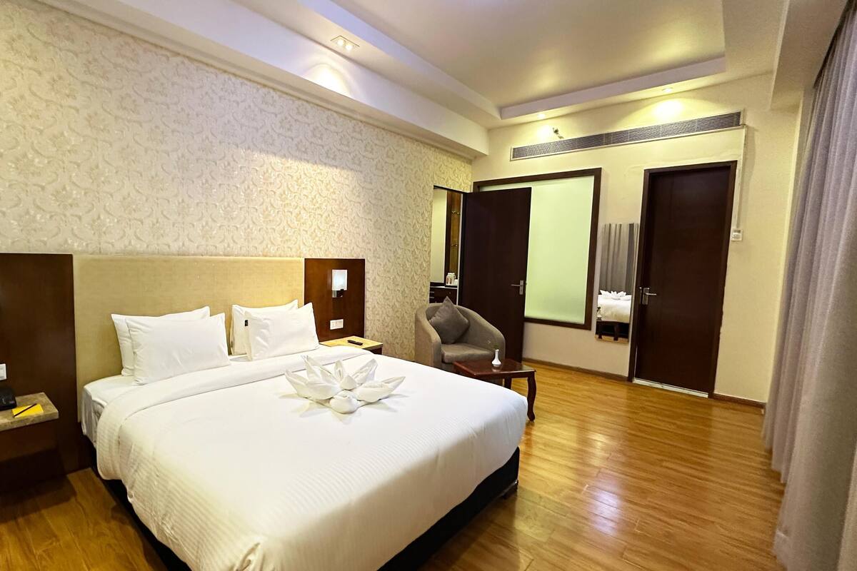 Suite, 1 Double Bed | Minibar, desk, laptop workspace, blackout drapes