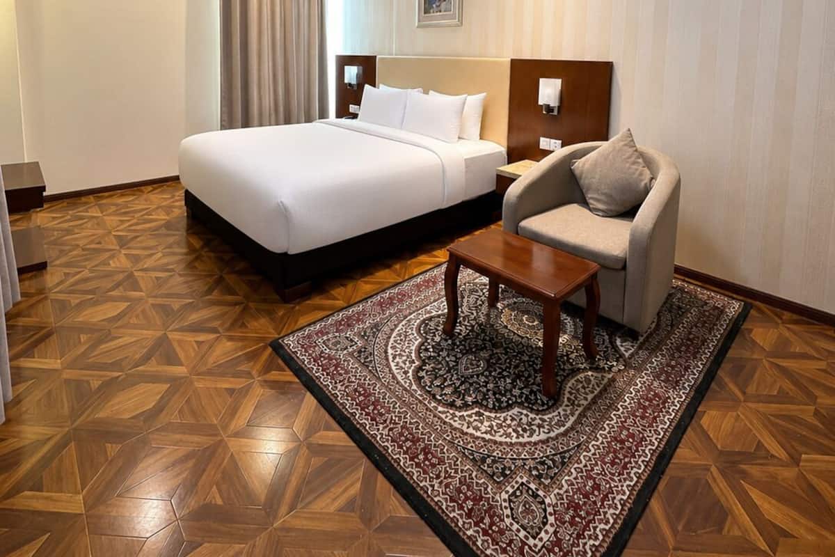 Suite, 1 Double Bed | Minibar, desk, laptop workspace, blackout drapes