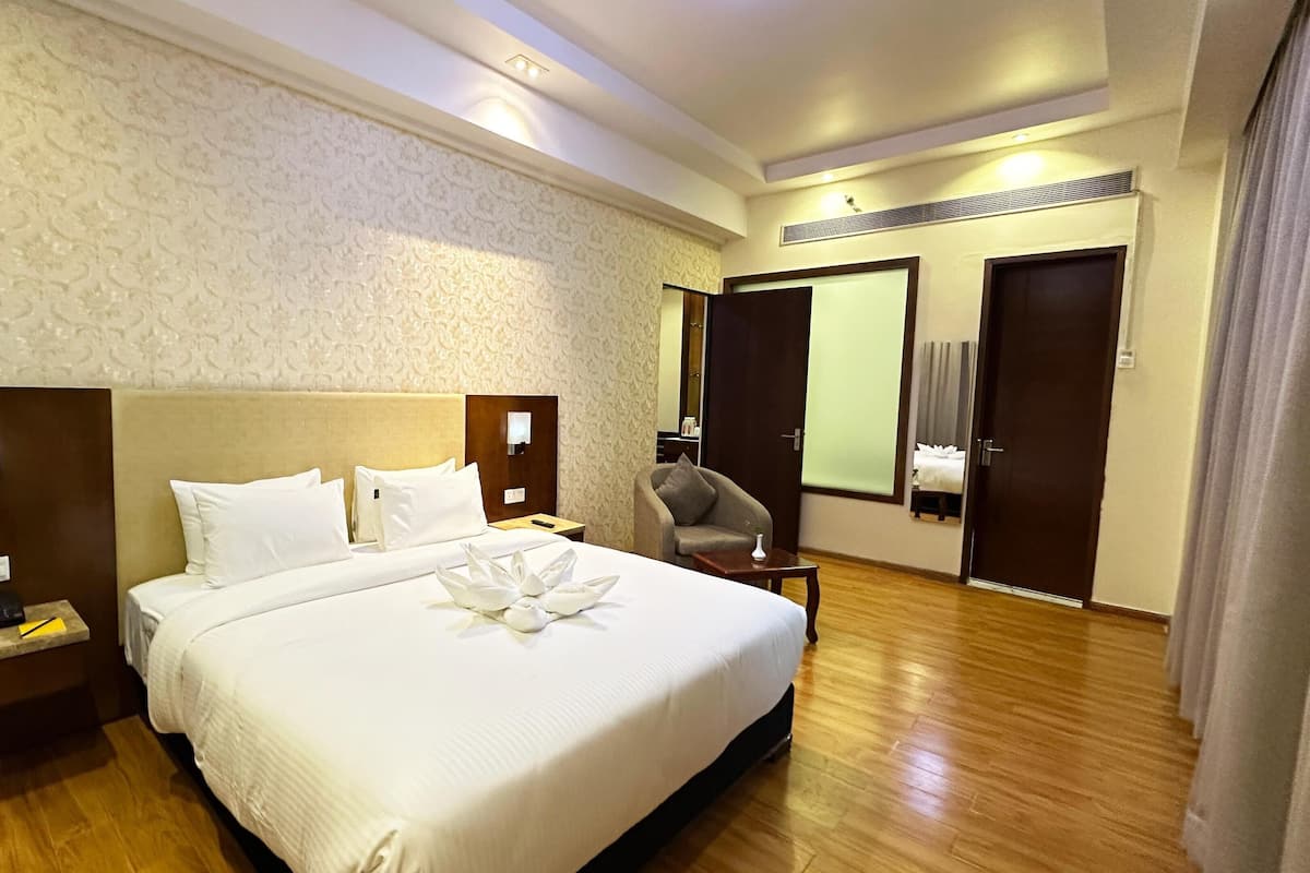 Suite, 1 cama doble | Minibar, escritorio, espacio para trabajar con un portátil