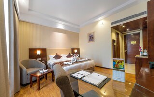 Escritorio, espacio para trabajar con laptop y cortinas blackout 