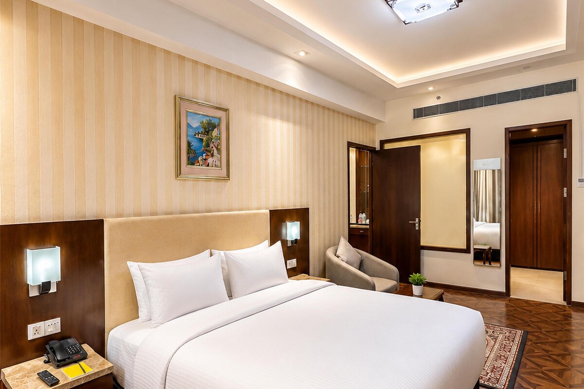 Suite, 1 Double Bed | Minibar, desk, laptop workspace, blackout curtains