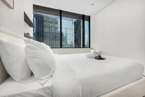 Tabla de planchar con plancha, wifi y ropa de cama 