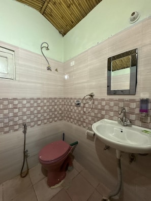 Suite Standar, balkon | Kamar mandi | Shower, sandal, handuk, dan sabun