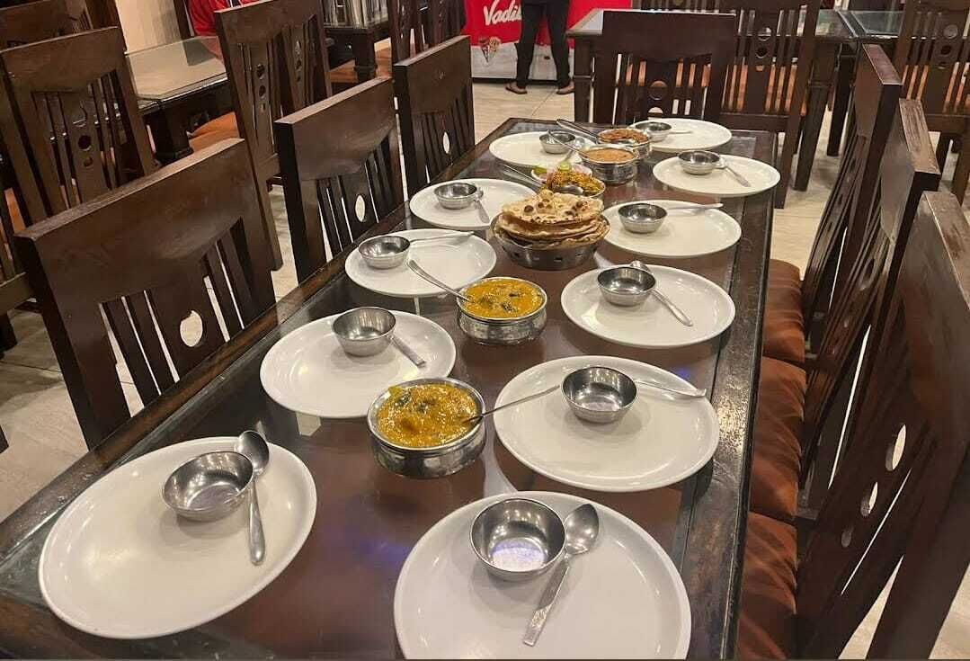 每日供应欧陆式早餐（每人 INR 300）