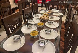 朝食 (コンチネンタル ブレックファスト)、毎日提供 (1 名様 300 INR)