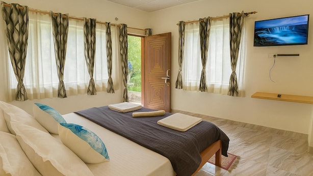 Desk, laptop workspace, iron/ironing board (on request), free WiFi - Nature Walk Resort Mussoorie (Mussoorie)