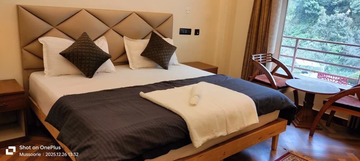 スタンダード スイート バルコニー ヒルビュー | 客室ごとに異なる装飾、客室ごとに異なる インテリア、デスク、ノートパソコン用作業スペース