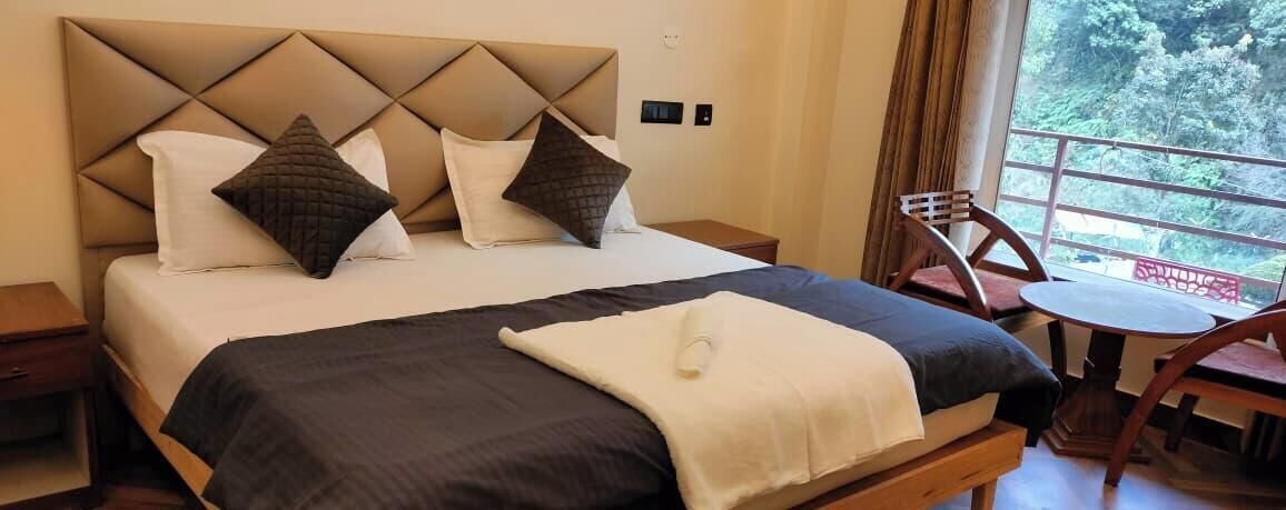 Phòng Suite Tiêu chuẩn, ban công, quang cảnh đồi núi | Trang trí khác biệt, trang bị nội thất với thi ết kế riêng biệt, bàn 