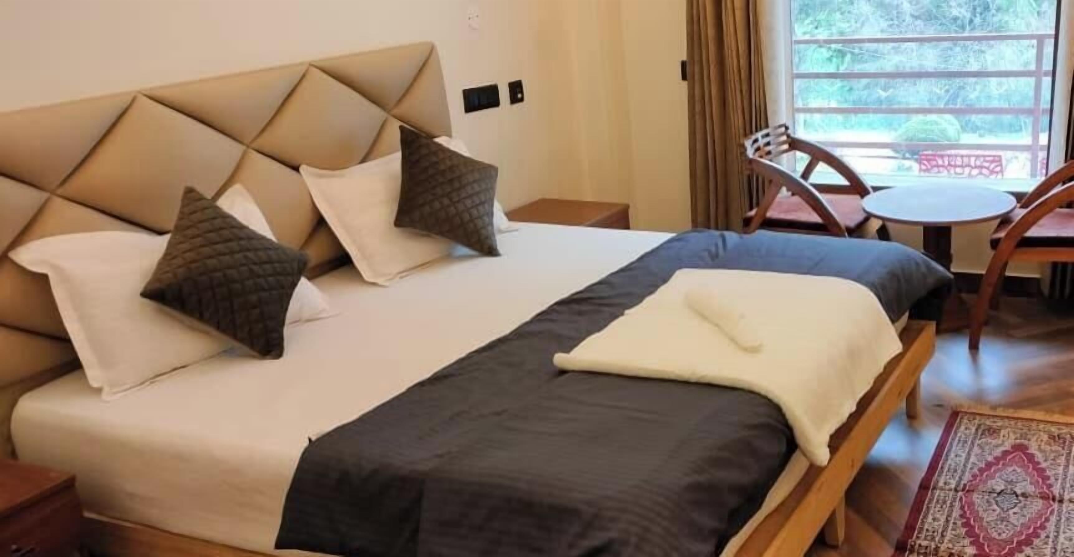 Suíte standard, sacada, vista para a colina | Individualmente decorados, individualmente mobiliados, escrivaninha