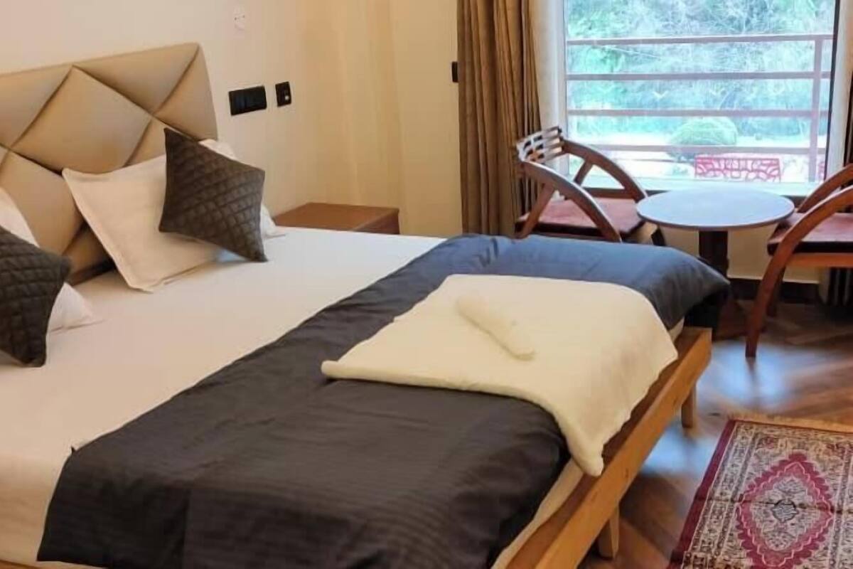 Suíte standard, sacada, vista para a colina | Individualmente decorados, individualmente mobiliados, escrivaninha