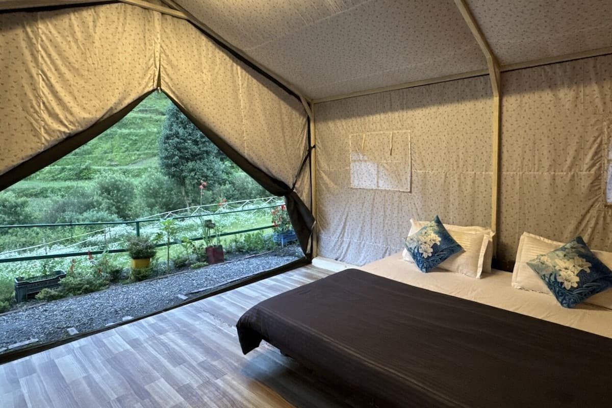 Tenda Keluarga | Didekorasi berbeda-beda dan dilengkapi dengan perabotan berbeda-beda