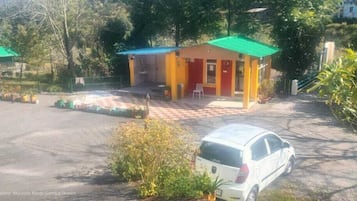 Vista frontal de la propiedad