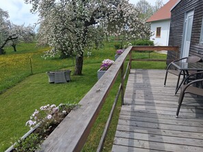 Outdoor dining - Tiny Home “Lara” with Mountain View, Private Garden and Wi-Fi (Bad Waldsee)