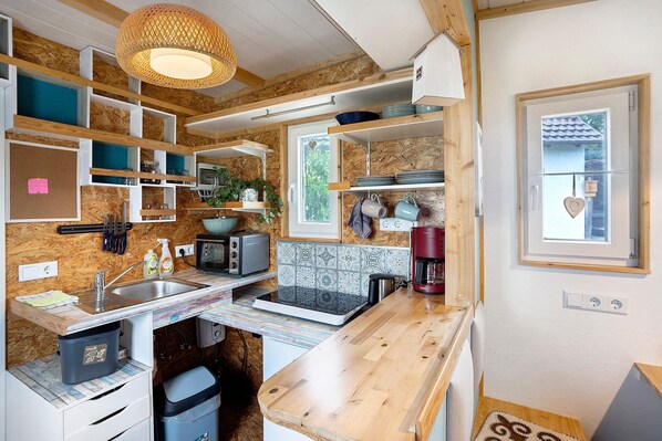 Fridge, oven, stovetop, coffee/tea maker