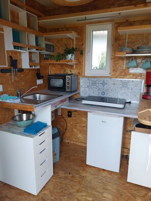 Een koelkast, een oven, een kookplaat, een koffiezetapparaat/waterkoker