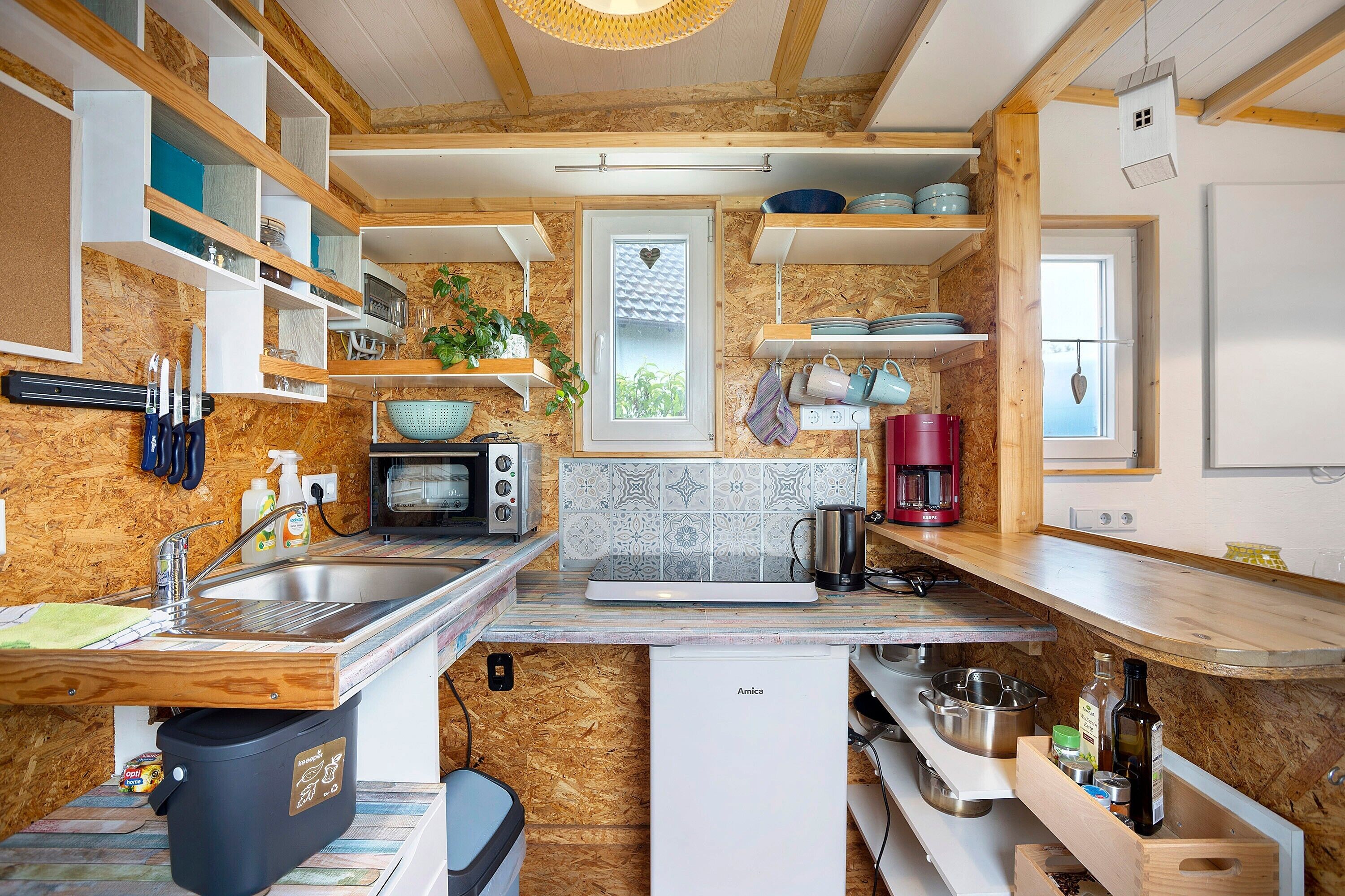 Fridge, oven, stovetop, coffee/tea maker
