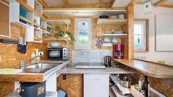 Fridge, oven, stovetop, coffee/tea maker