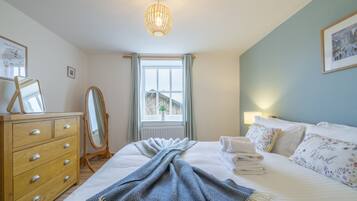 Iron/ironing board, WiFi, bed sheets