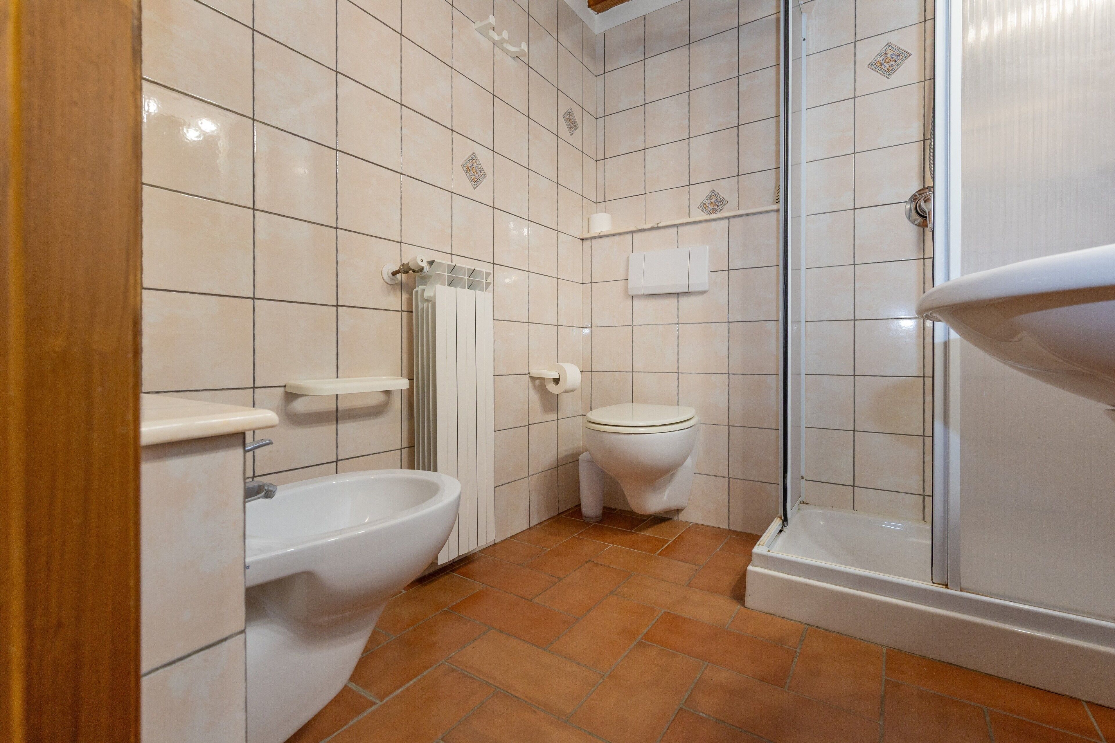 Ein Badezimmer mit Toilette, Bidet und Dusche.