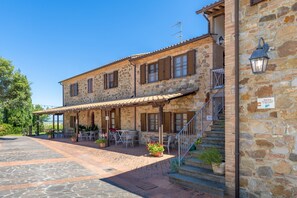 Exterior - Apartment 'Appartamento 9' with Shared Pool and Shared Garden (Lajatico)