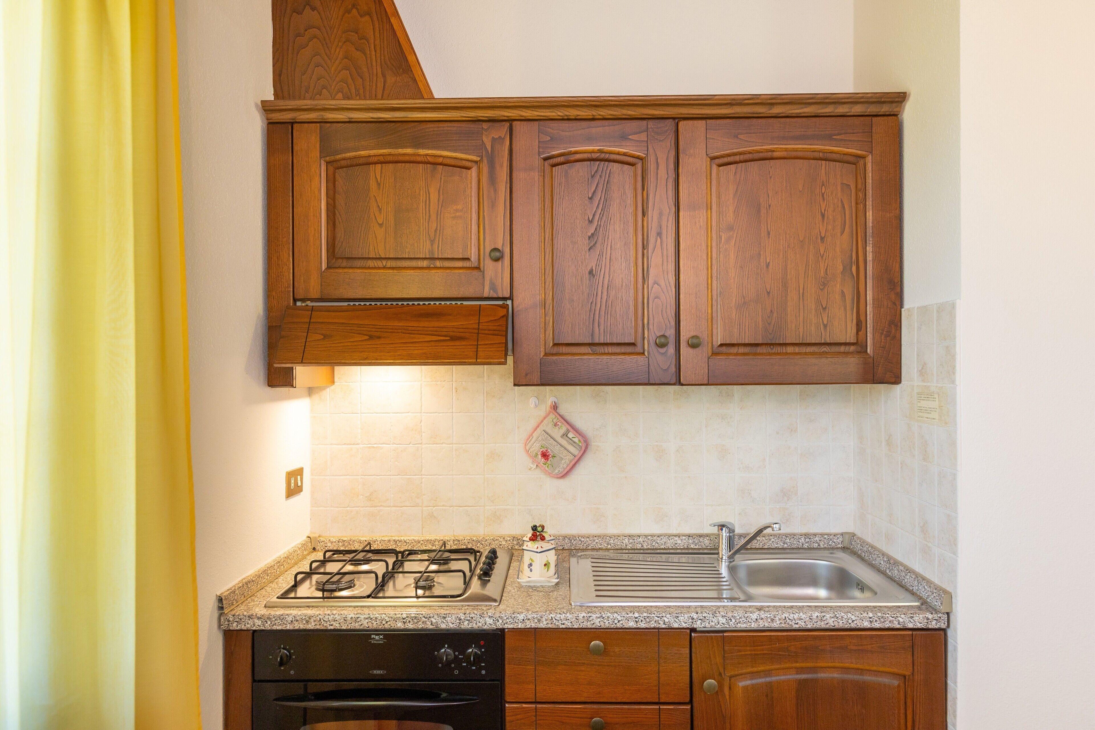 Fridge, oven, stovetop, coffee/tea maker