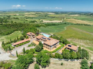 A large estate with multiple buildings, a swimming pool, and expansive green fields. - Apartment '15' with Shared Pool, Shared Garden and Air Conditioning (Lajatico)