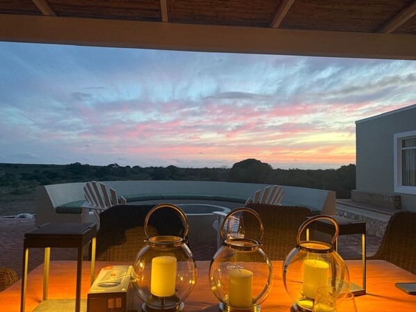 Villa clásica, patio, vista al jardín | Terraza o patio