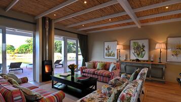 Villa Classique, patio, vue jardin | Coin séjour | Cheminée