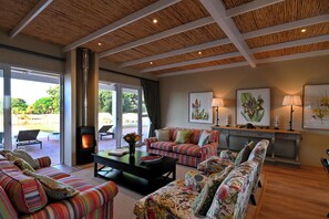 Villa Classique, patio, vue jardin | Coin séjour | Cheminée