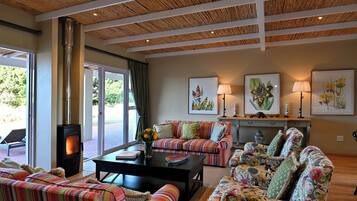 Classic Villa, Patio, Garden View | Living area