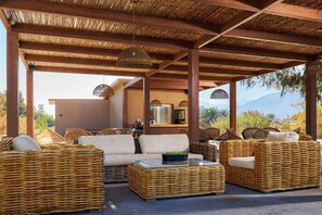 بالقرب من الشاطئ، رمال بيضاء، كبائن على الشاطئ، كراسي للتشمس