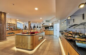 2 restaurants, breakfast, lunch, dinner served; international cuisine 