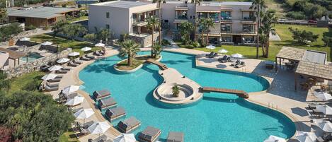 3 piscines extérieures, accès possible de 10 h 30 à 17 h 30, parasols