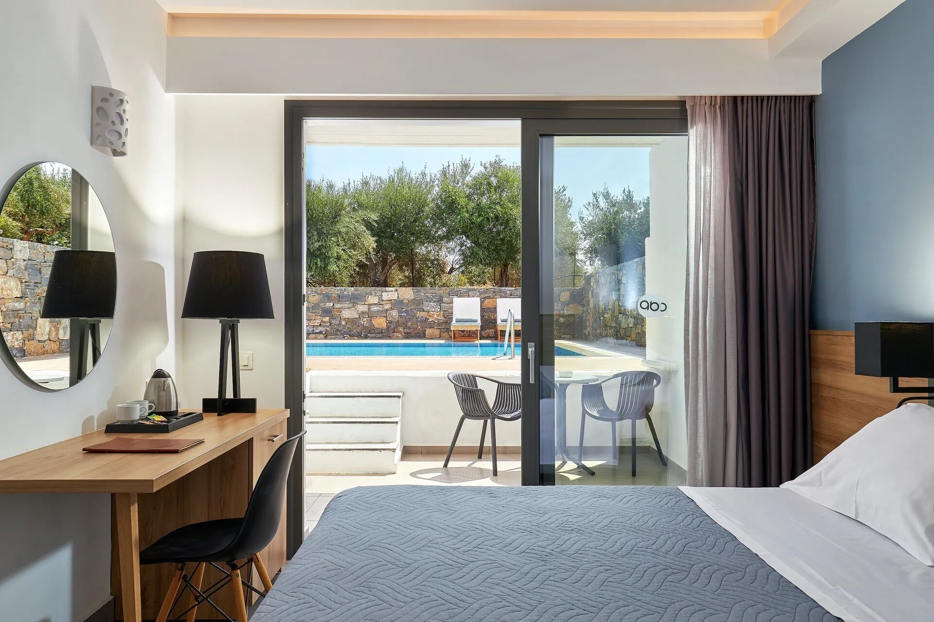 Superior Double Room with Sharing Pool | Caja fuerte y espacio para trabajar con un portátil