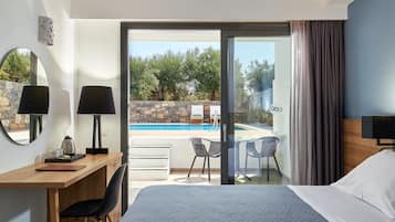 Superior Double Room with Sharing Pool | Caja fuerte y espacio para trabajar con un portátil