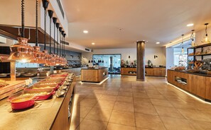 2 restaurants, breakfast, lunch, dinner served; international cuisine 