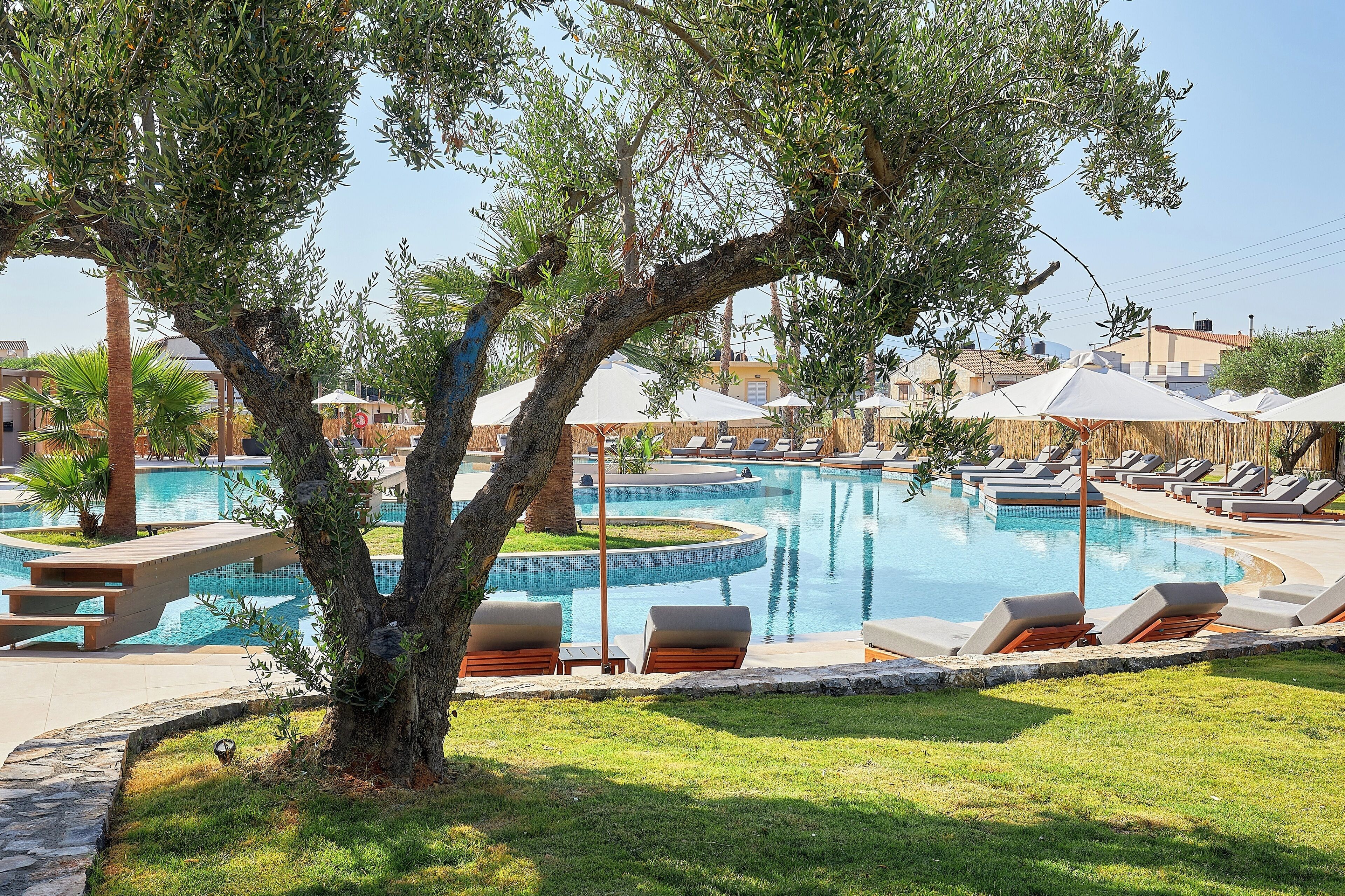 3 piscines a l'aire lliure (horari: 10:30-17:30), para-sols i gandules 