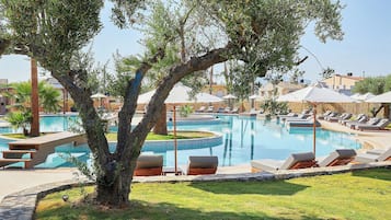 3 piscines a l'aire lliure (horari: 10:30-17:30), para-sols i gandules