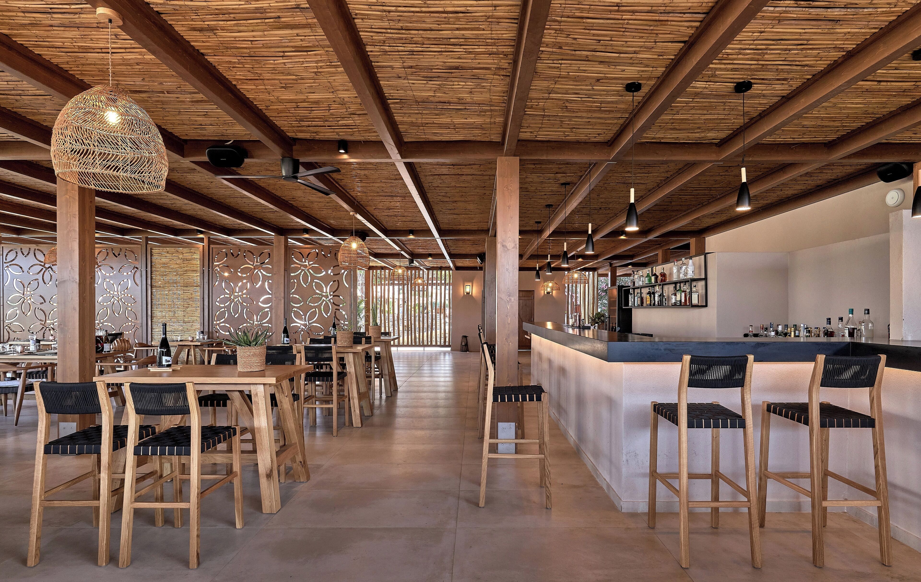 2 restaurants, breakfast, lunch, dinner served; international cuisine 