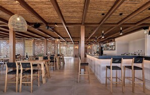 2 restaurants, servant le déjeuner et le dîner; cuisine internationale