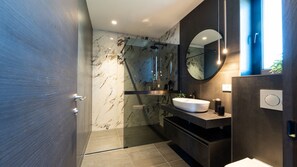 Douche, sèche-cheveux, serviettes fournies